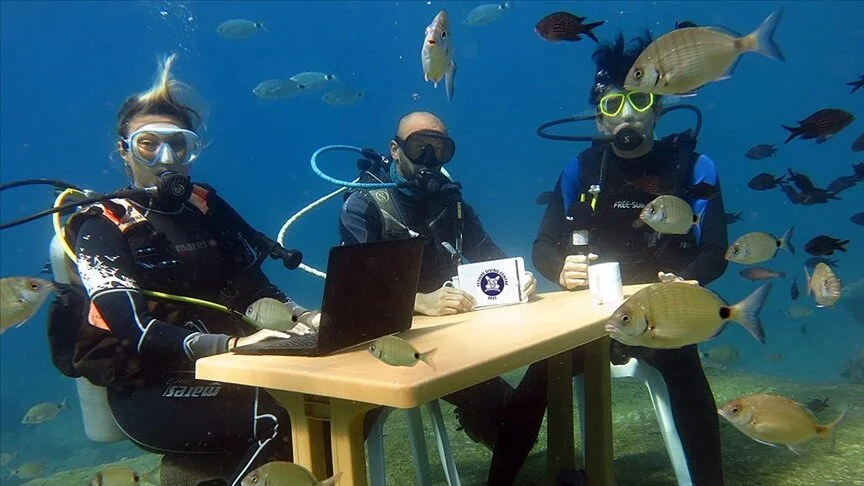 Fethiye’de dalgıçlar su altında temsili turizm değerlendirme toplantısı yaptı