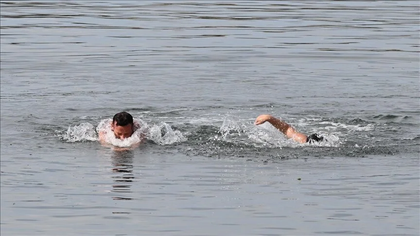 Trabzon’da sıcak havayı fırsat bilenler denize girdi