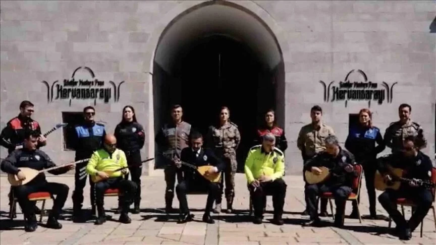 İl Emniyet Müdürlüğü personeli “Uyan sunam” türküsünü seslendirdi