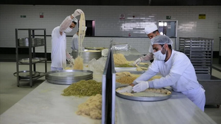 Bayramlık burma kadayıf siparişlerini yetiştirmek için vardiyalı üretim