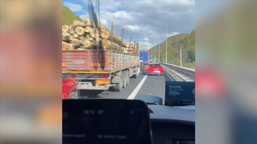 Bolu’da kazaya giden ambulans, emniyet şeridini kullananlar nedeniyle zorluk yaşadı