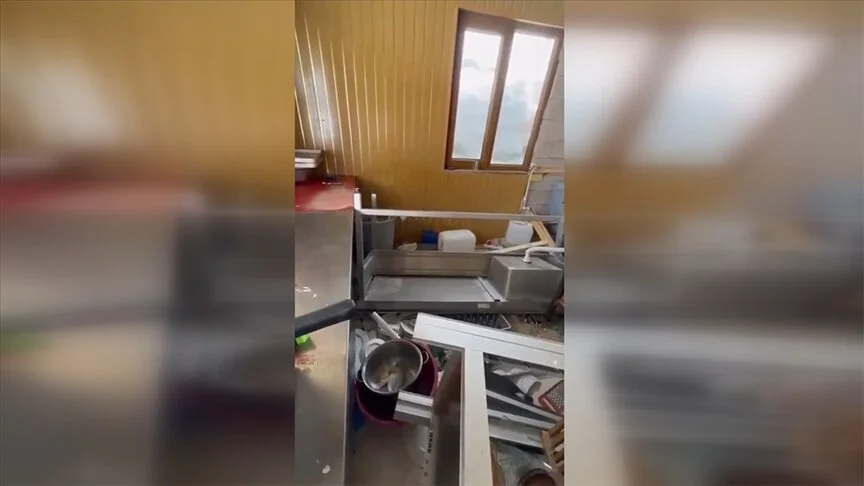 Ayılar lokantaya zarar verdi