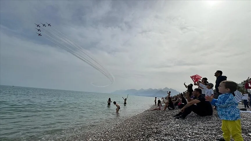 Türk Yıldızları Antalya semalarında gösteri uçuşu yaptı