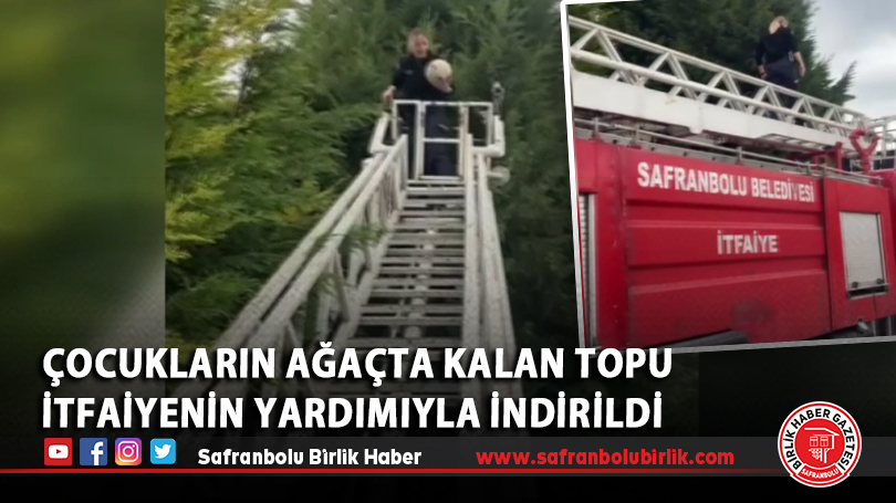 Çocukların ağaçta kalan topu itfaiyenin yardımıyla indirildi