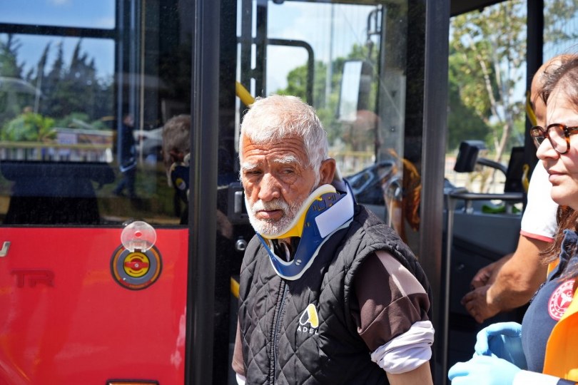 Halk otobüsü kırmızı ışıkta bekleyen araçlara daldı