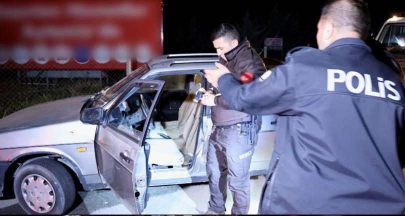 Ruhsatsız tabanca ile yakalandı, “Taşımıyorum bozuk” diyerek tüfek ruhsatı gösterdi