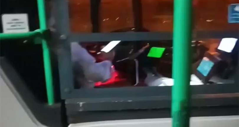 Skandal görüntü, telefonla oynayarak otobüs kullandı