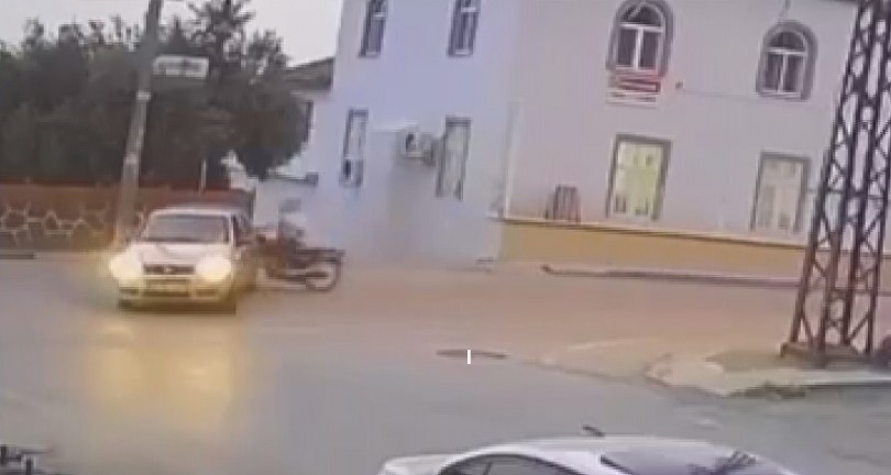 Motosiklet, dönüş yapan otomobile ok gibi saplandı