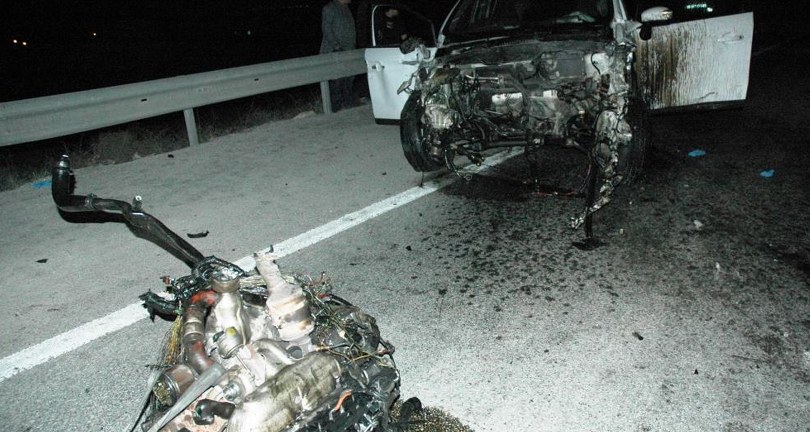 Bariyerlere çarpan otomobilin motoru yerinden fırladı