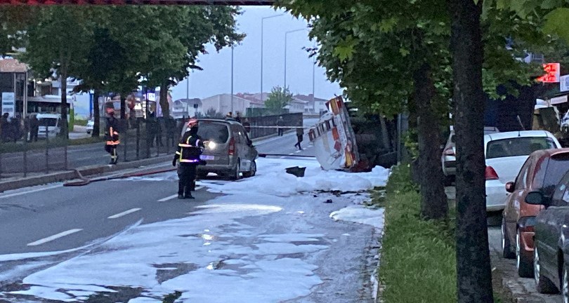 Benzin yüklü tanker kaza yaptı: Patlama riskine karşı D-130 Karayolu trafiğe kapatıldı, evler tahliye edildi