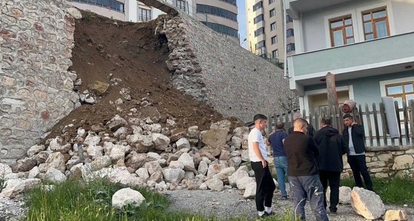 Çocuk parkının istinat duvarı çöktü