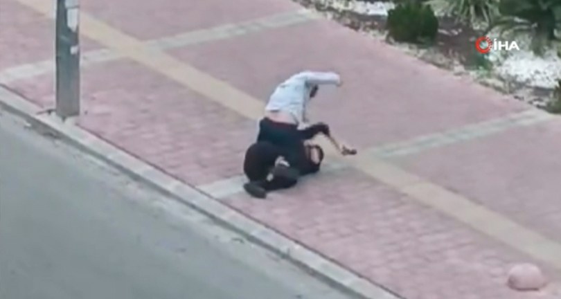 Tartıştığı sürücüyü yere yatırıp defalarca yumrukladı