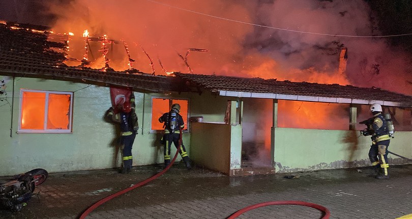 Annesi içerideyken evi ateş vermişti, tutuklandı