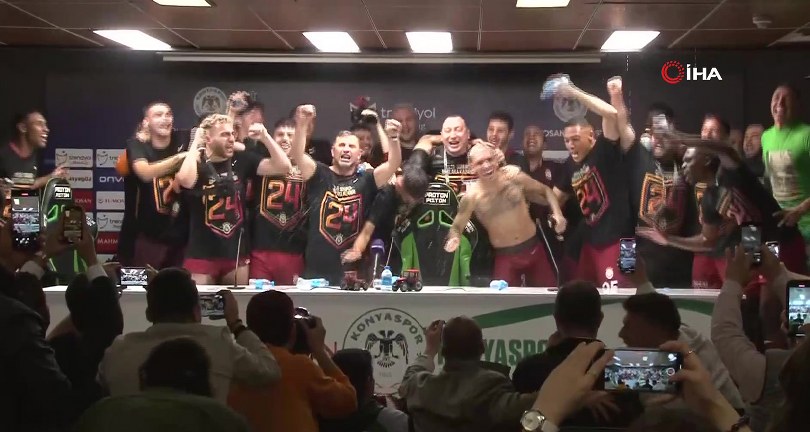 Galatasaraylı futbolculardan basın toplantısında kutlama