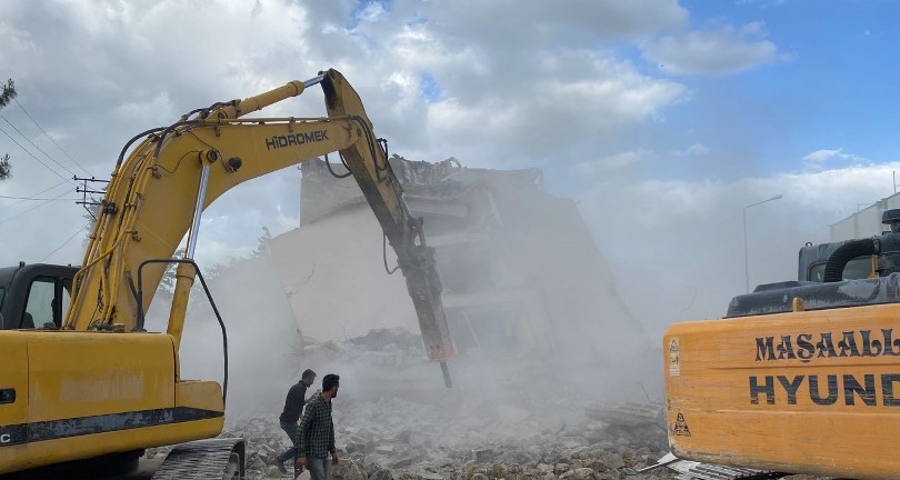 Depremde ağır hasar alan 56 yıllık kaymakamlık binası birkaç darbeyle yıkıldı