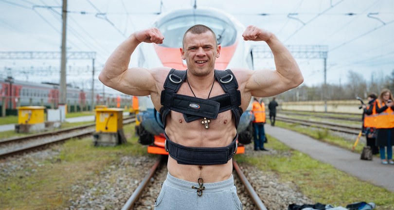 Rus atlet, 650 tonluk treni çekerek dünya rekoru kırdı