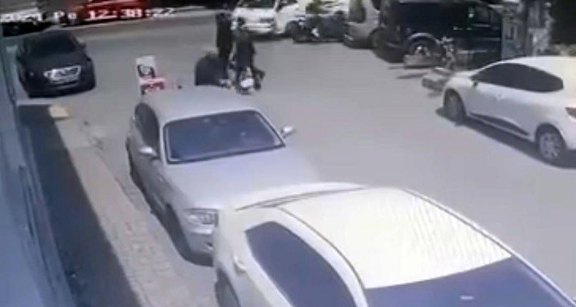 Aracın arka camından içeriye girdi