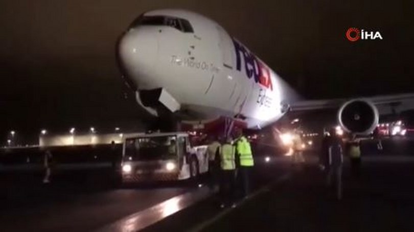 İstanbul Havalimanı’nda gövdesinin üzerine inen uçak bulunduğu yerden kaldırıldı