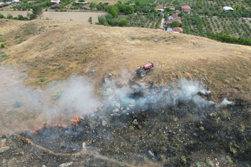 Çiftçinin yangınla amansız mücadelesi dron kamerasına yansıdı