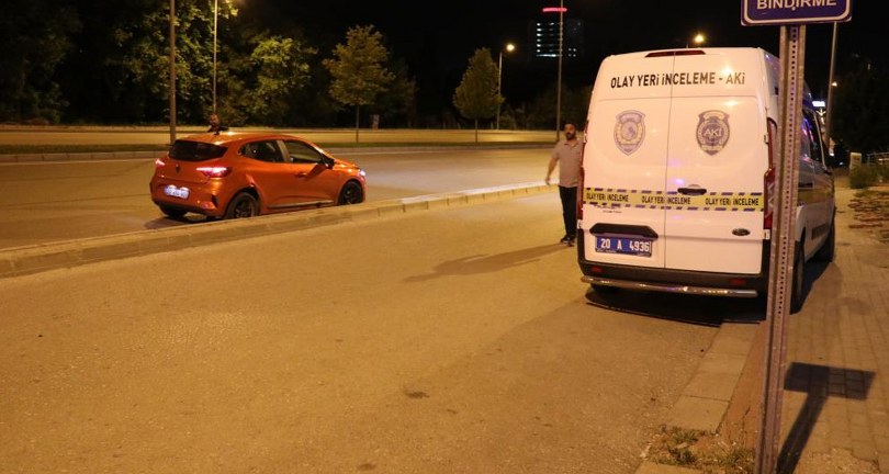 Otomobile çarpan motosiklette bulunan iki genç hayatını kaybetti