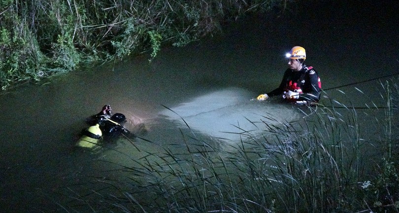 Otomobil köprüden dereye uçtu