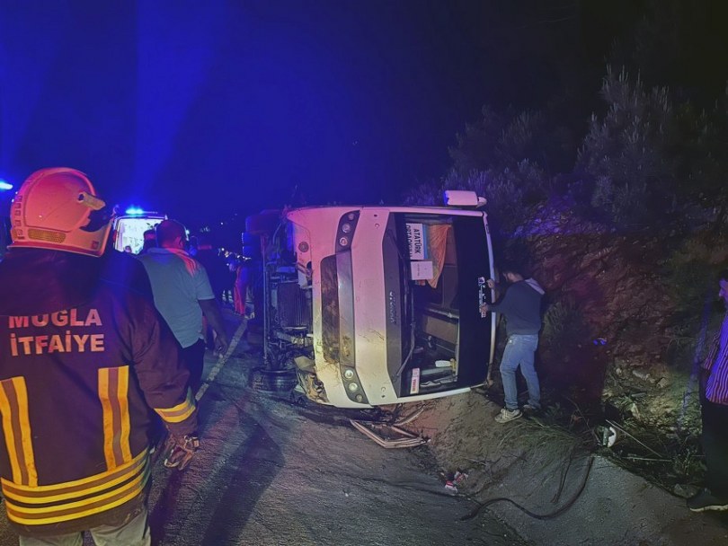 Öğrencileri taşıyan midibüs şarampole uçtu: 25 yaralı