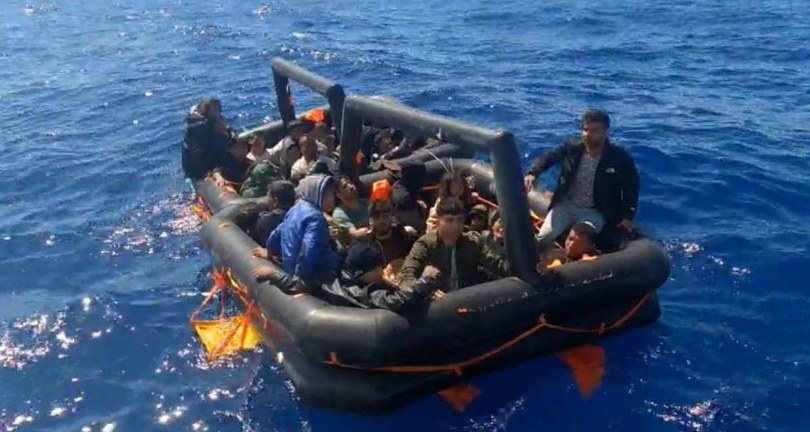 İzmir açıklarında 60 düzensiz göçmen kurtarıldı