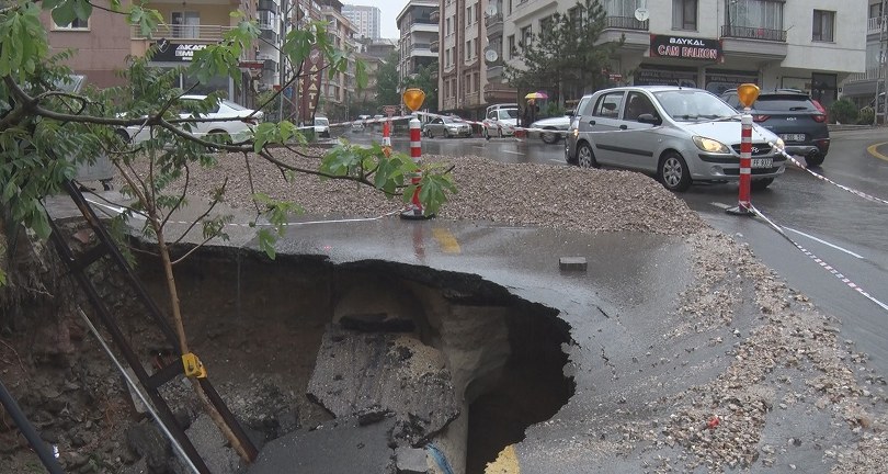 Ankara’da çöken yol elektrik direğini yuttu