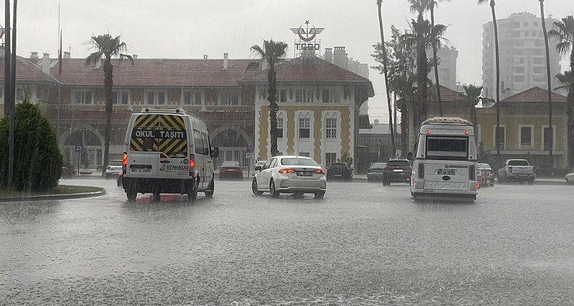 Sabah başlayan yağmur yolları göle çevirdi