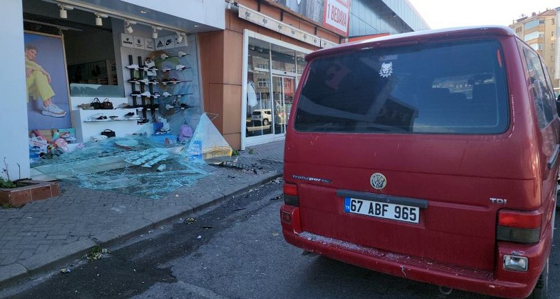 Zonguldak’ta Direksiyon hâkimiyetini kaybeden otomobil mağazaya böyle girdi