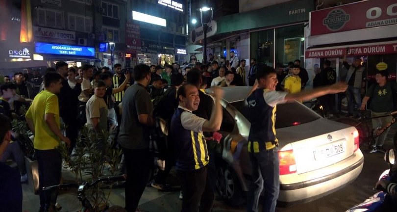 Derbi maçı sonrasında tehlikeli yakınlaşmayı polis engelledi