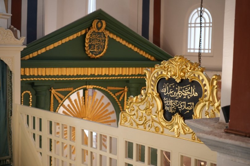 Cam döşemesinin altında sergilenen eserlerle adeta müze olan Atik Mustafa Paşa Camii ibadete açılıyor