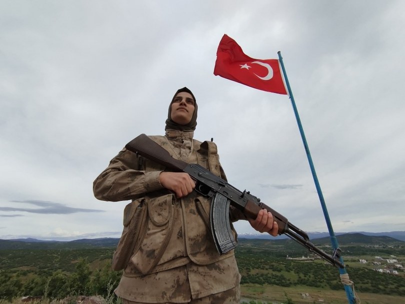 Gündüz evde anne, akşam vatan nöbetinde