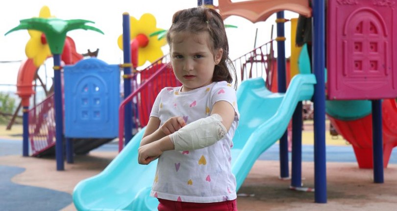 5 yaşındaki kız, kaydırak altında yatan köpeğin saldırısına uğradı