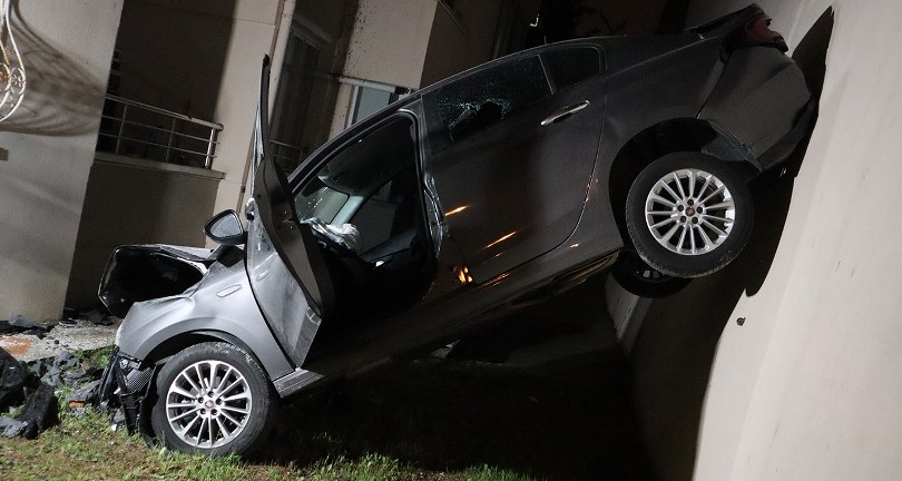 Kontrolden çıkan otomobil binanın 3’üncü katına çarptı