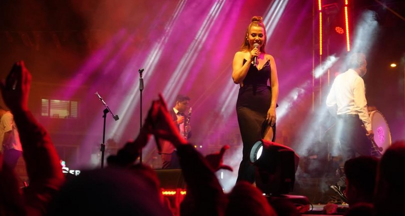 Ünlü şarkıcı Lara konser verdi, izdiham yaşandı: Binlerce vatandaş meydana sığmadı