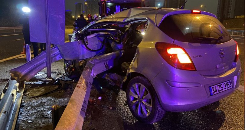 TEM Otoyolu’nda otomobil bariyerlere ok gibi saplandı