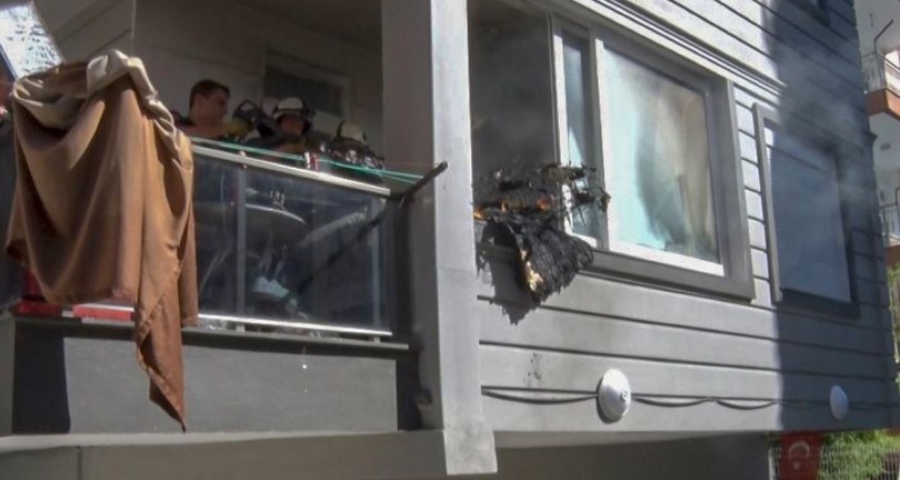 Balkonda alev alan yatak korkuttu