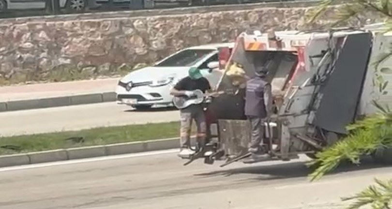 İşini aşkla yapan çöpçüden ’Rock yıldızını’ aratmayacak görüntü