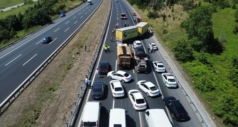 TEM’de tır devrildi, kilometrelerce kuyruk oluştu