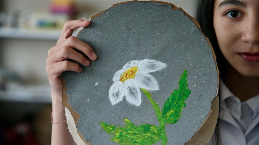 Öğrencilerin geri dönüştürdüğü atık kağıtlar sanat atölyelerinde kullanılıyor