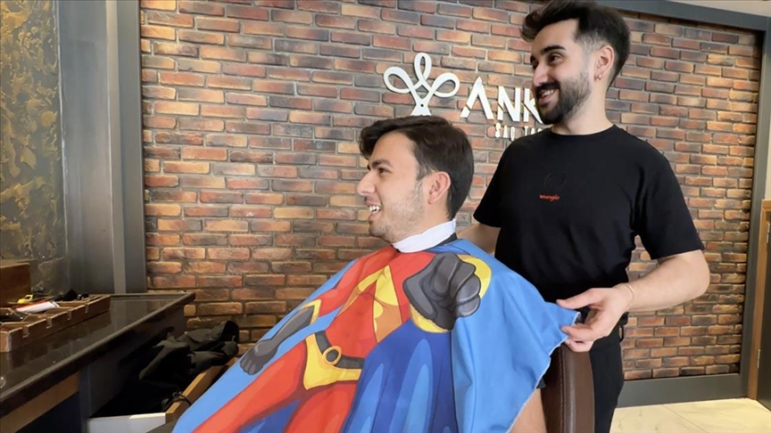 Berber, müşterilerini çizgi film karakterli önlüklerle tıraş ettiği anları kaydetti