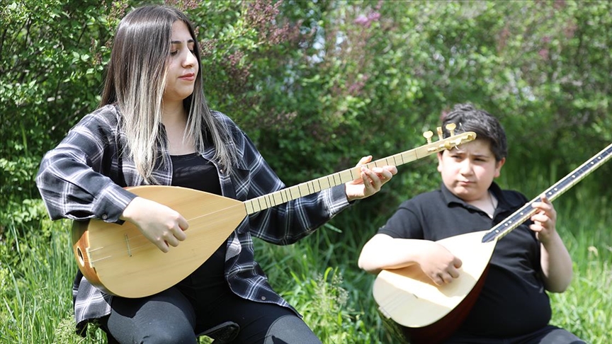 Babalarının izinden giden kardeşler bağlamaya olan tutkularıyla dikkati çekiyor
