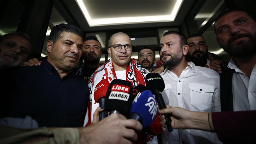 Antalyaspor’un yeni teknik direktörü Alex, Antalya’ya geldi