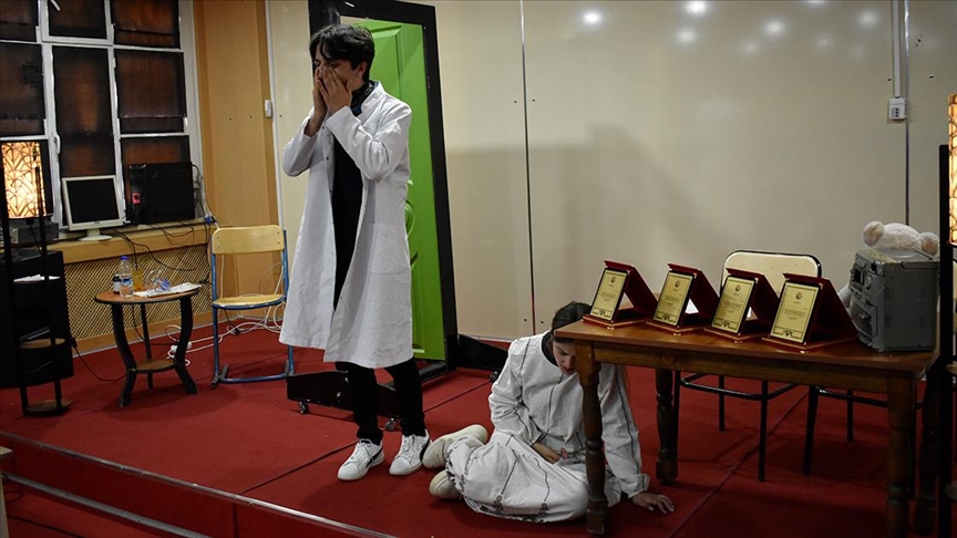 Bitlisli öğrenciler tiyatro yarışmasında Türkiye birincisi oldu