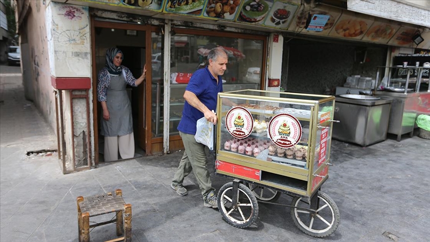 Baran çiftinden “tatlı” hizmet