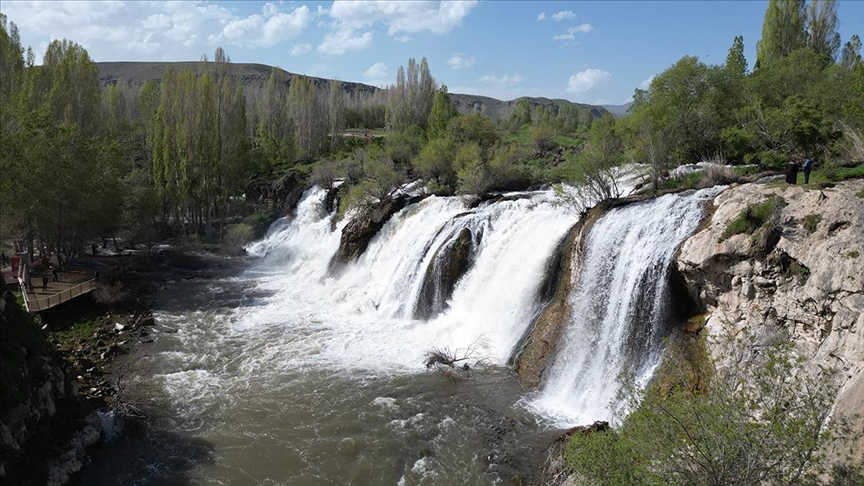 Van’ın Muradiye Şelalesi’nde hafta sonu yoğunluğu yaşandı