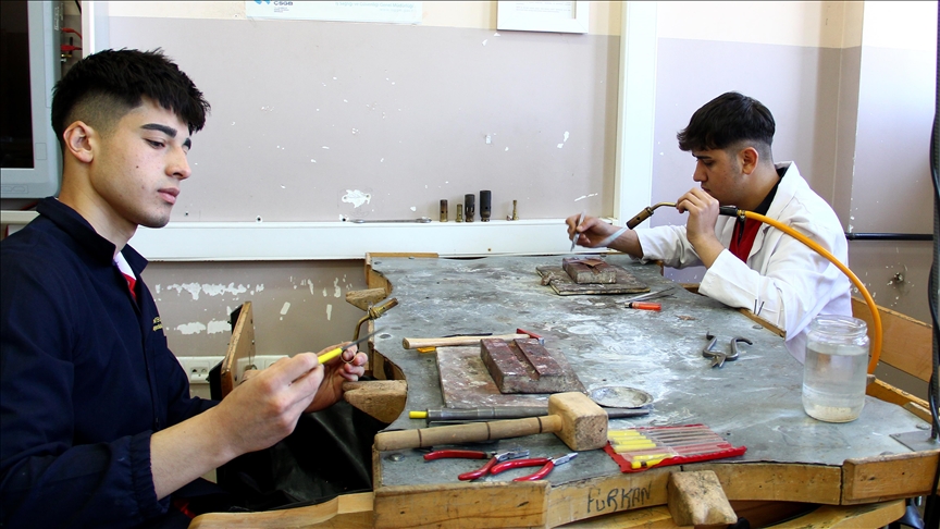 Lisenin “iş garantili” bölümünde kuyumculuğun püf noktalarını öğreniyorlar