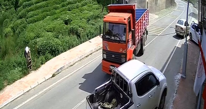 Hızla giden kamyonun altında kalmaktan son anda kurtuldular…O anlar kamerada
