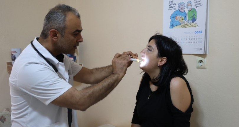 Havaların ısınmasıyla tozun etkisini hissettirdiği enkaz kentte yaşayan vatandaşlara maske uyarısı